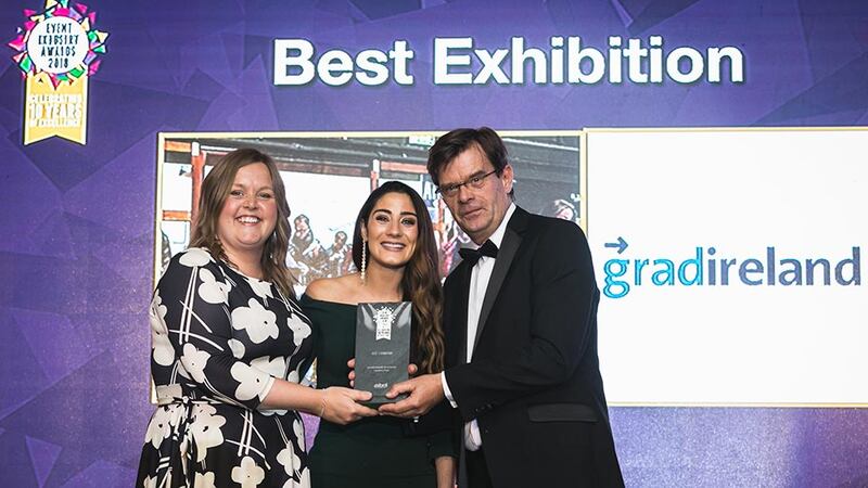 Barry Desmond, Sales & Marketing Director, Alexander Boyd Display presents the Best Exhibition award to Aisling Ní Mhuirí & Alison Reddy, gradireland.