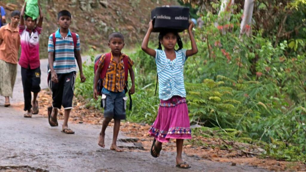 Landslide affected Sri Lankans evacuating the area with their families and belongings at Meeriyabedda, Haldummulla in Badulla. Photograph: MA Pushpa Kumara
