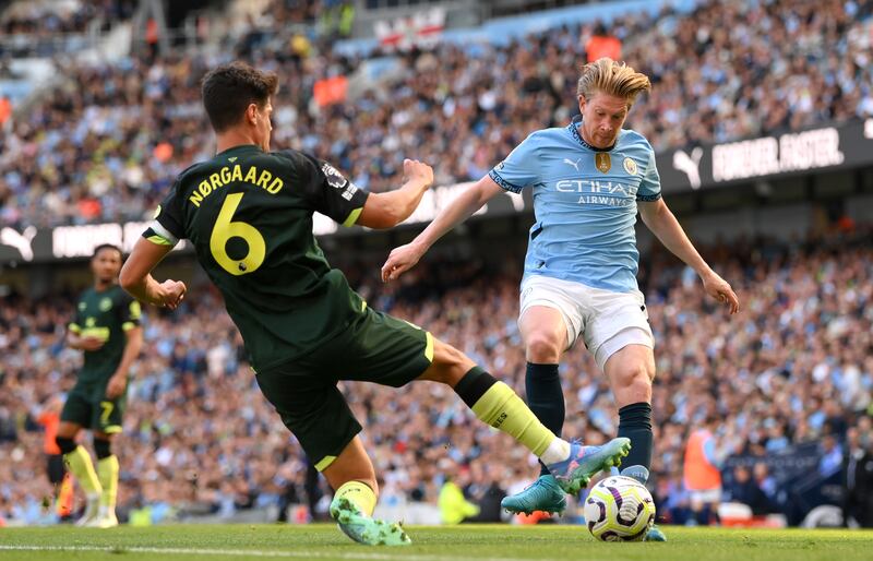 MANCHESTER, ENGLAND - SEPTEMBER 14: Kevin De Bruyne of Manchester City is challenged by Christian Norgaard of Brentford during the Premier League match between Manchester City FC and Brentford FC at Etihad Stadium on September 14, 2024 in Manchester, England. (Photo by Stu Forster/Getty Images)