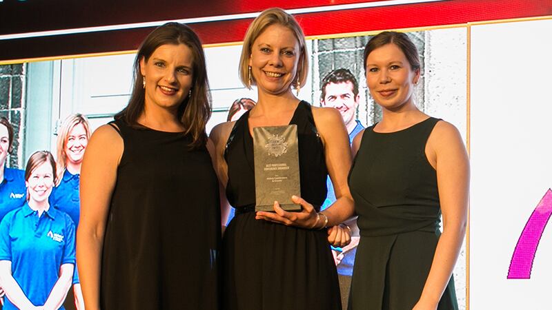 Maeve Buckley, Director Line Up - Sports Media Entertainment presents the Best Event Cater award to Aviva Stadium Team.