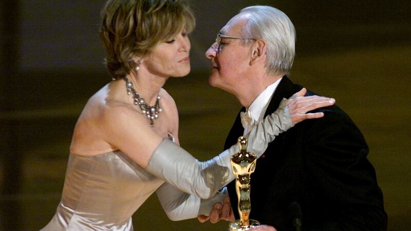 Polish director Andrzej Wajda receives his honorary Oscar from Jane Fonda at the 72nd Annual Academy Awards, in Los Angeles, in March 2000. Photograph: Reuters/Gary Hershorn
