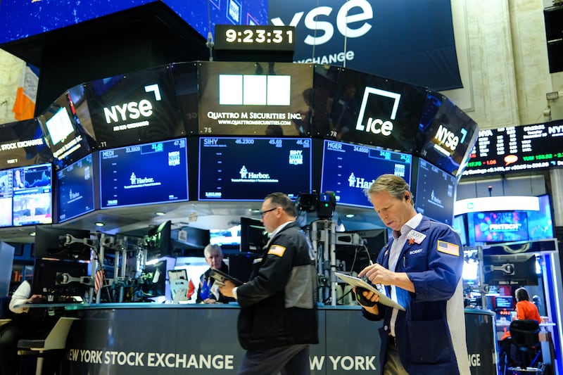 Global stocks rise amid strong US economic data