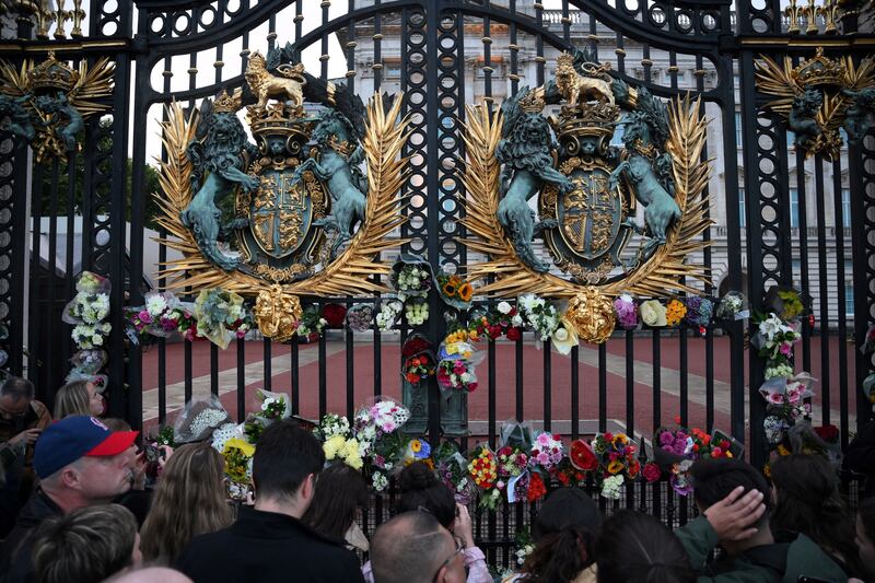Death of Queen Elizabeth: people lays flowers at Buckingham Palace. Photograph: Daniel Leal/AFP via Getty
