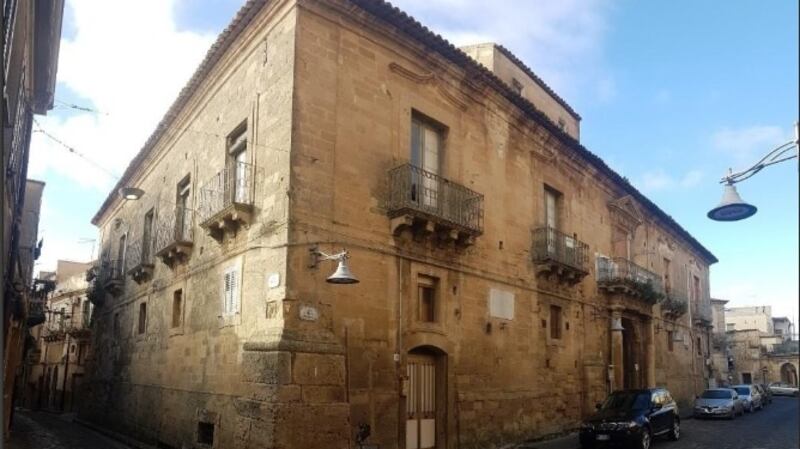 Six-bedroom manor house for €75,000 is part of a palace in the town of Mine