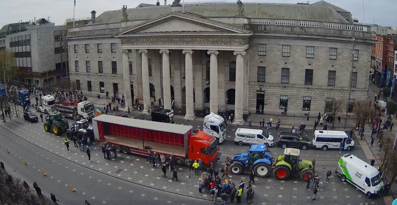 A webcam operated by Carrolls Irish Gifts shows a live view of O'Connell Street.