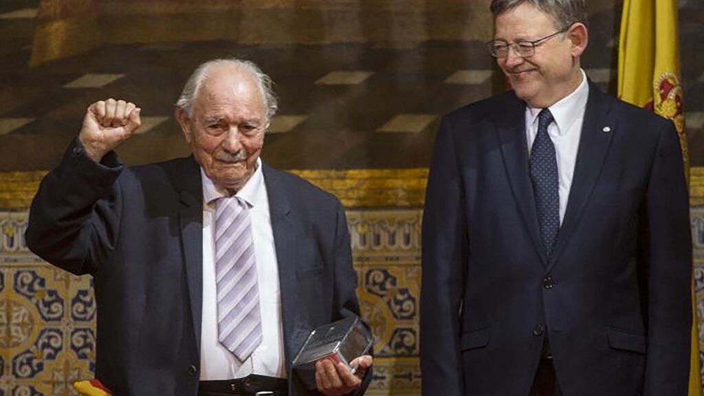 Josep Almudéver with Ximo Puig, the regional leader of Valencia. Almudéver was the last known survivor of the International Brigades who volunteered to fight in Spain’s civil war. Photograph: Oscar Rodriguez Alonso via the New York Times