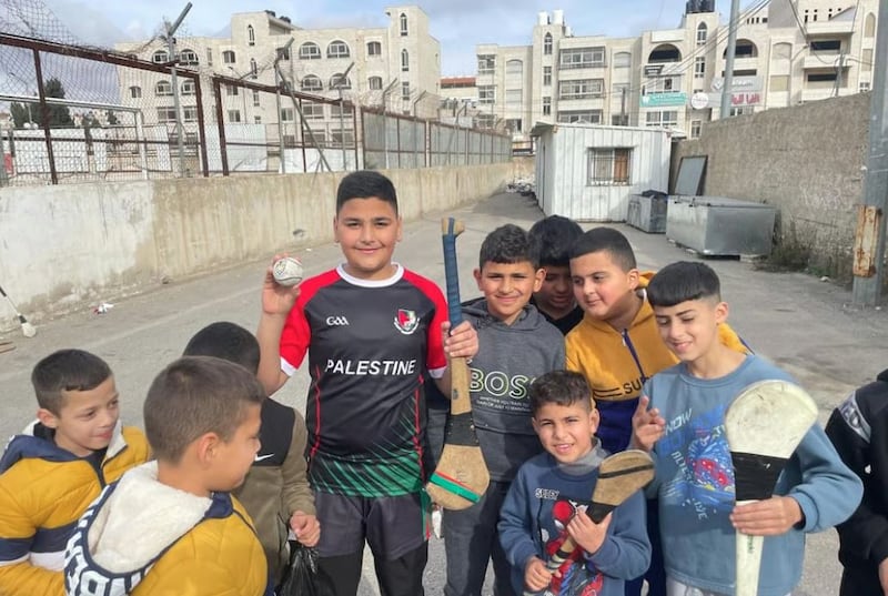 Um total de 46 pessoas, incluindo jogadores, treinadores e dirigentes, chegariam a Dublin como parte da primeira viagem do Moataz Sarsour GAA Club à Irlanda. Fotografia: GAA Palestina