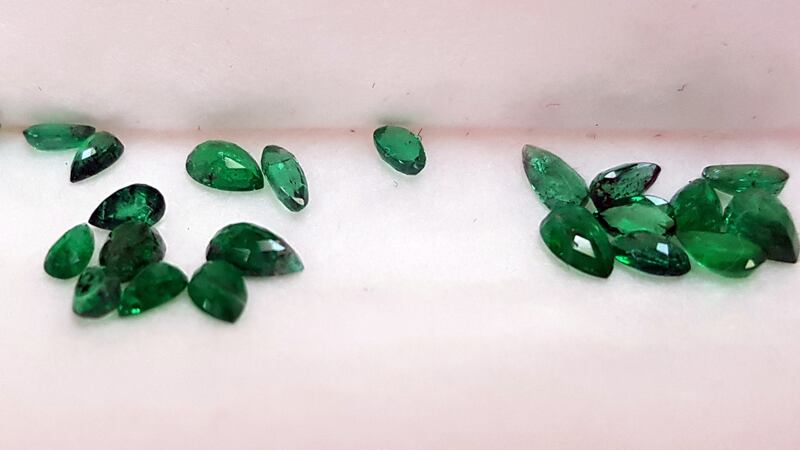 Lot 302, 23 small pear-shaped emeralds €250-€350), Adam’s