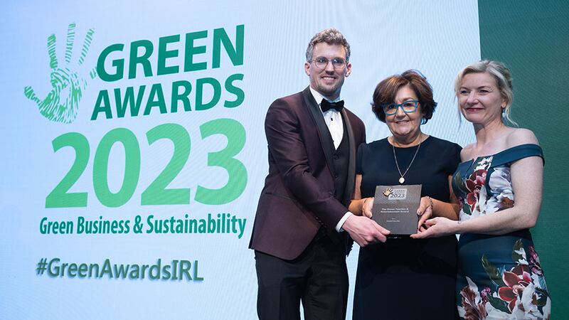 Eileen Slamon, workplace program manager, LinkedIn, presents the Green Tourism and Entertainment Award to Paul Coote and Louise McMahon, Hotel Doolin.