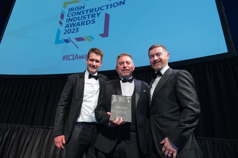 Ken Peacham, sales manager at Boon Edam, presents the contractor commercial project of the year award to Clement de Villiers and Damien McGonigle, Walls Construction