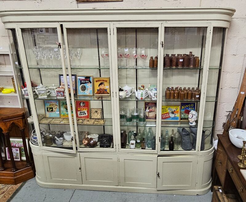 Pharmacy cabinet