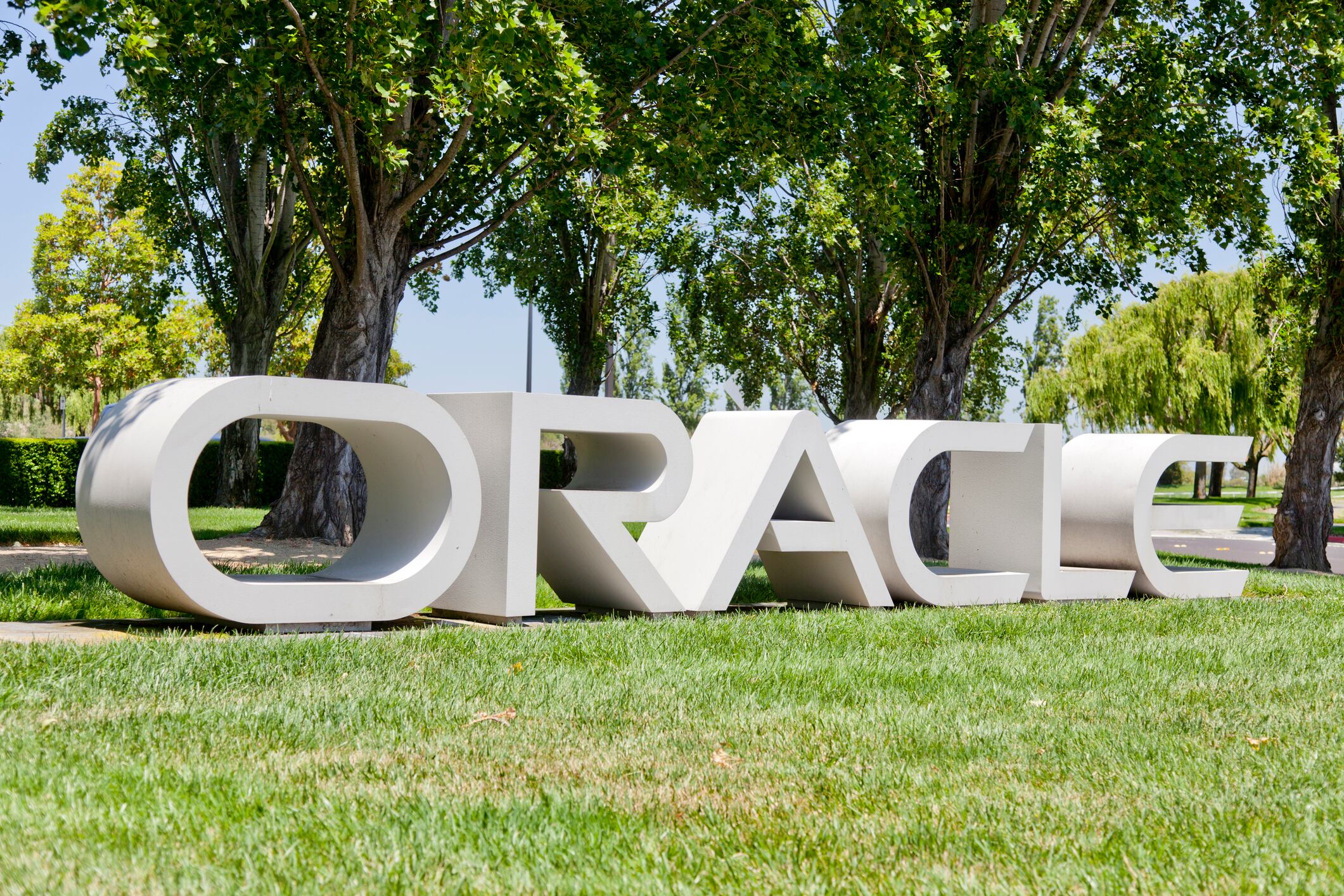 Oracle shares fall 14% on increase in data centre spending