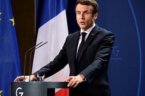 Macron and Putin to continue with round-table Ukraine talks