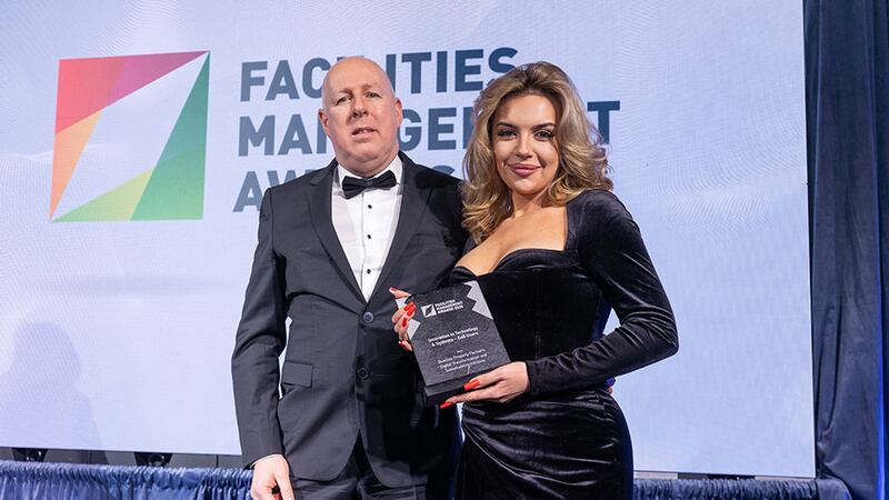 Les Sheridan, managing director at Mitie Facilities Management presents the innovation in technology & systems - end users award to Catalina Farcasanu, Qualitas Property Partners