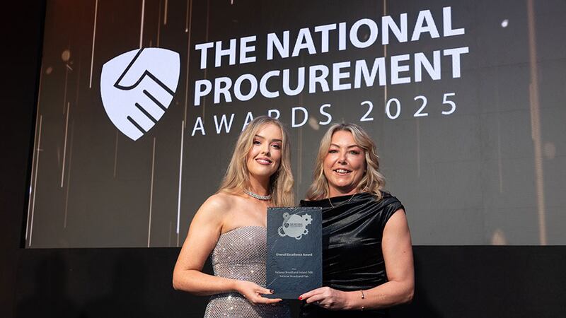 Catherine O’Malley, awards judge, presents the overall excellence award to Angela Larkin, National Broadband Ireland (NBI).