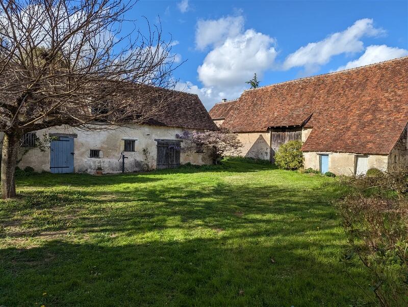 This property in Touraine includes three large barns, a workshop and a traditional bread oven