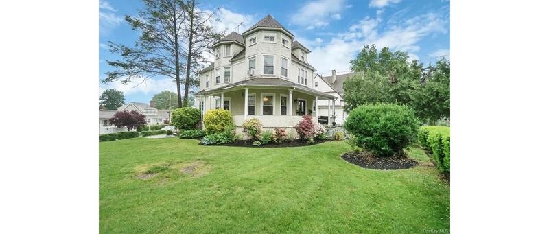 This Victorian house in Mount Vernon has six bedrooms and four bathrooms