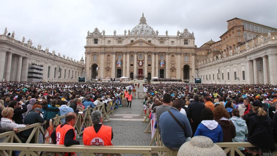 Thousands of Irish in Vatican for canonisation of popes