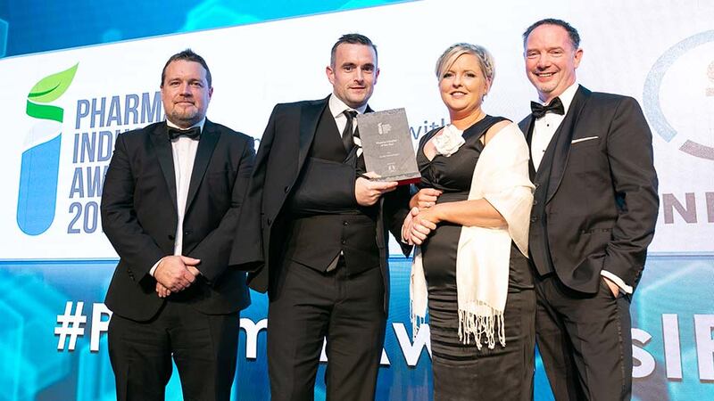 Gearóid O'Rourke, Director of Sales & Marketing, A&C "Your Global GMP Partner" presents the Pharma Supplier of the Year award to the Zenith Technologies team.