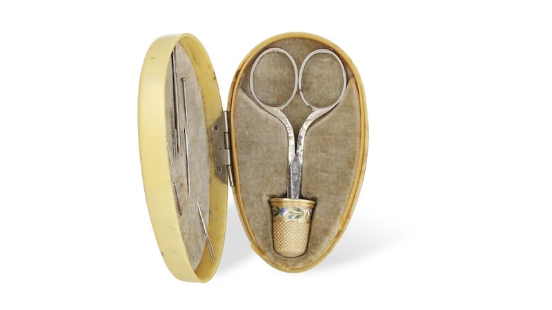 Sewing kit with an 18K gold thimble €150-€200 Adam’s At Home sale on December 15th
