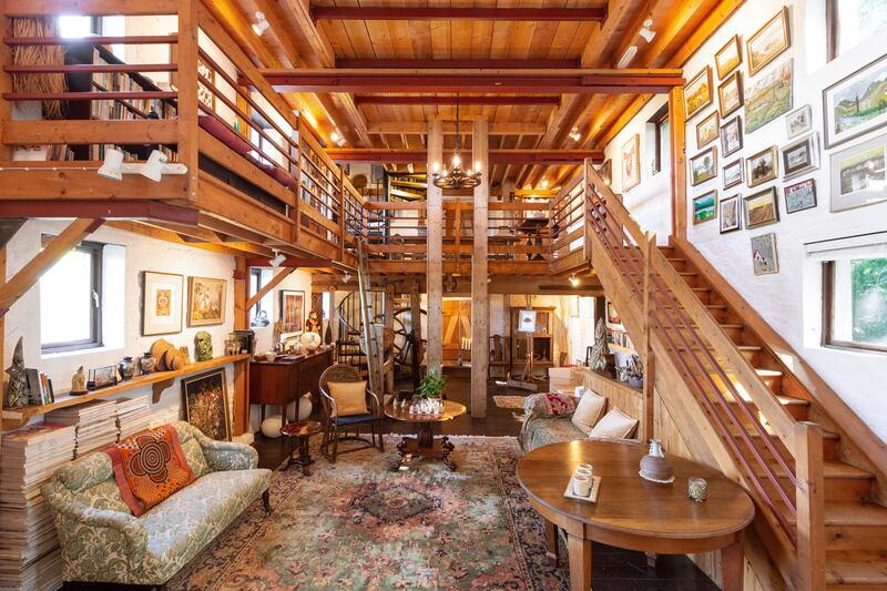 Second-floor living area with mezzanine and library