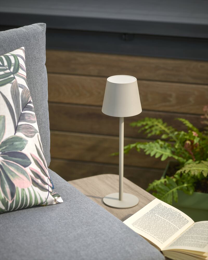 The GoodHome Quelea Rechargeable Integrated LED Table lamp is an ideal choice
