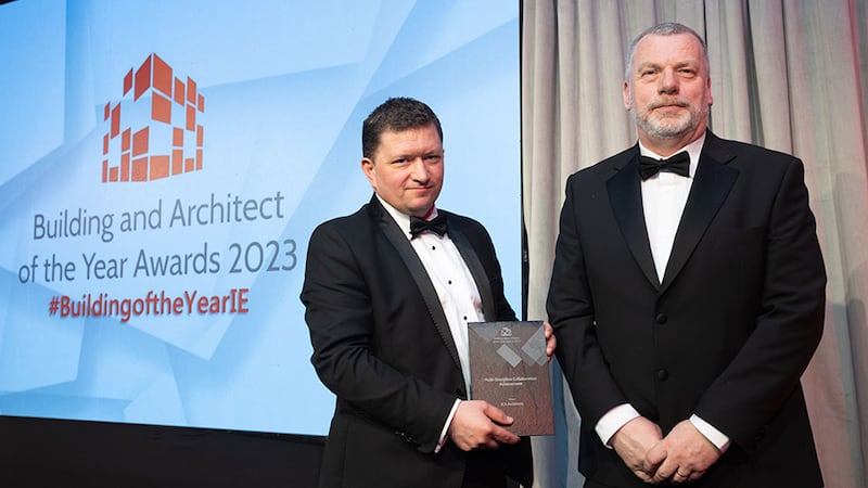 Pat Kirwan, awards judge, presents the multi-discipline collaboration achievement award to Pat Thoma, JCA Architects