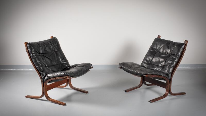 Two pairs of Siesta chairs by Ingmar Relling for Westnofa (lot 54 and 55, €600- €900) de Vere’s.
