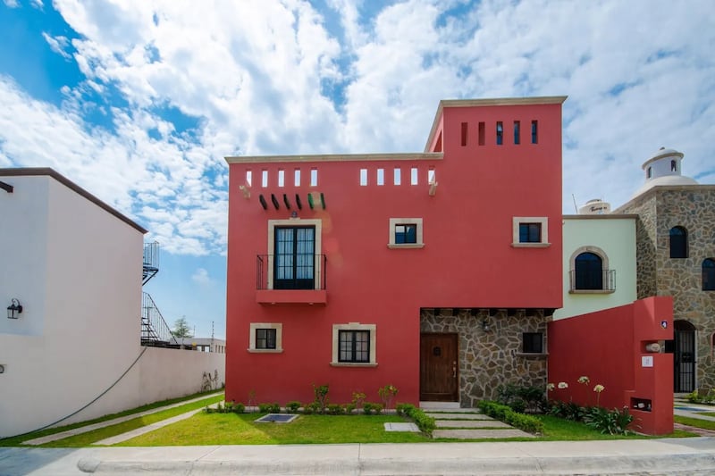 Three-bedroom house with marble floors and a Jacuzzi in the main suite