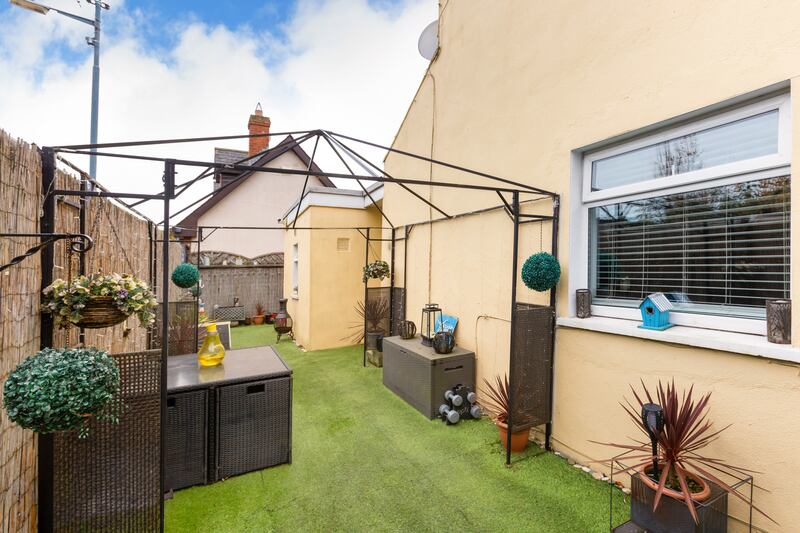 Side garden: there is a gazebo with a removable cover over the dining space. 