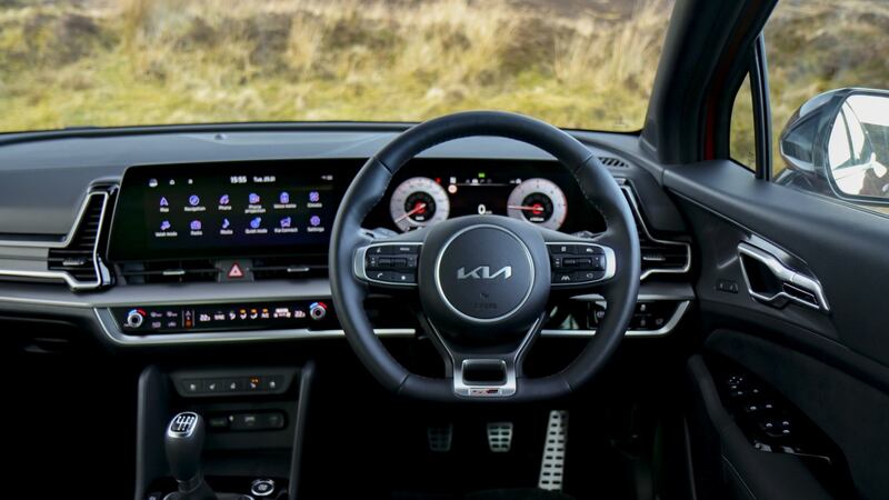 GT-Line, along with  mid-spec K3 versions of the new Sportage, gets twin digital displays