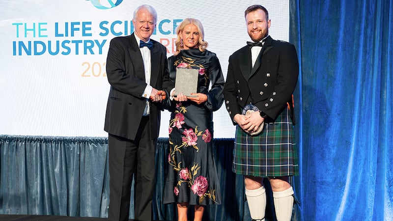 Matt Moran, awards judge, presents the diagnostic excellence award to professor Tara Moore and Lewis Rae, Examen