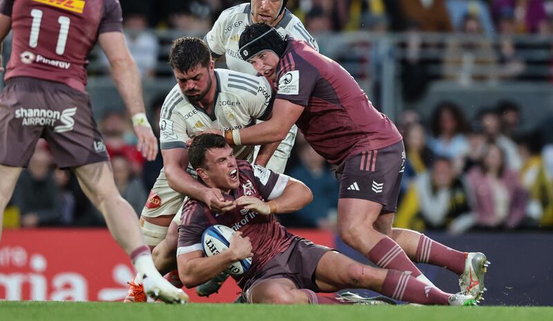 Investec Champions Cup Round of 16, Stade Marcel Deflandre, La Rochelle, France 5/4/2025
La Rochelle vs Munster
Munster's Tom Farrell and Stade Rochelais' Gregory Alldritt 
Mandatory Credit ©INPHO/Billy Stickland