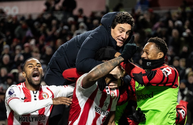 BRENTFORD, ENGLAND - JANUARY 07: Brentford's Igor Thiago (centre) celebrates scoring his side's second goal with manager Keith Andrews (top) during the Premier League match between Brentford and Sunderland at Gtech Community Stadium on January 07, 2026 in Brentford, England. (Photo by Andrew Kearns - CameraSport via Getty Images)