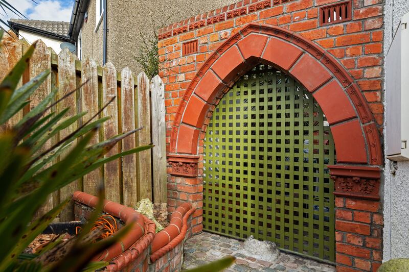 Side gate
