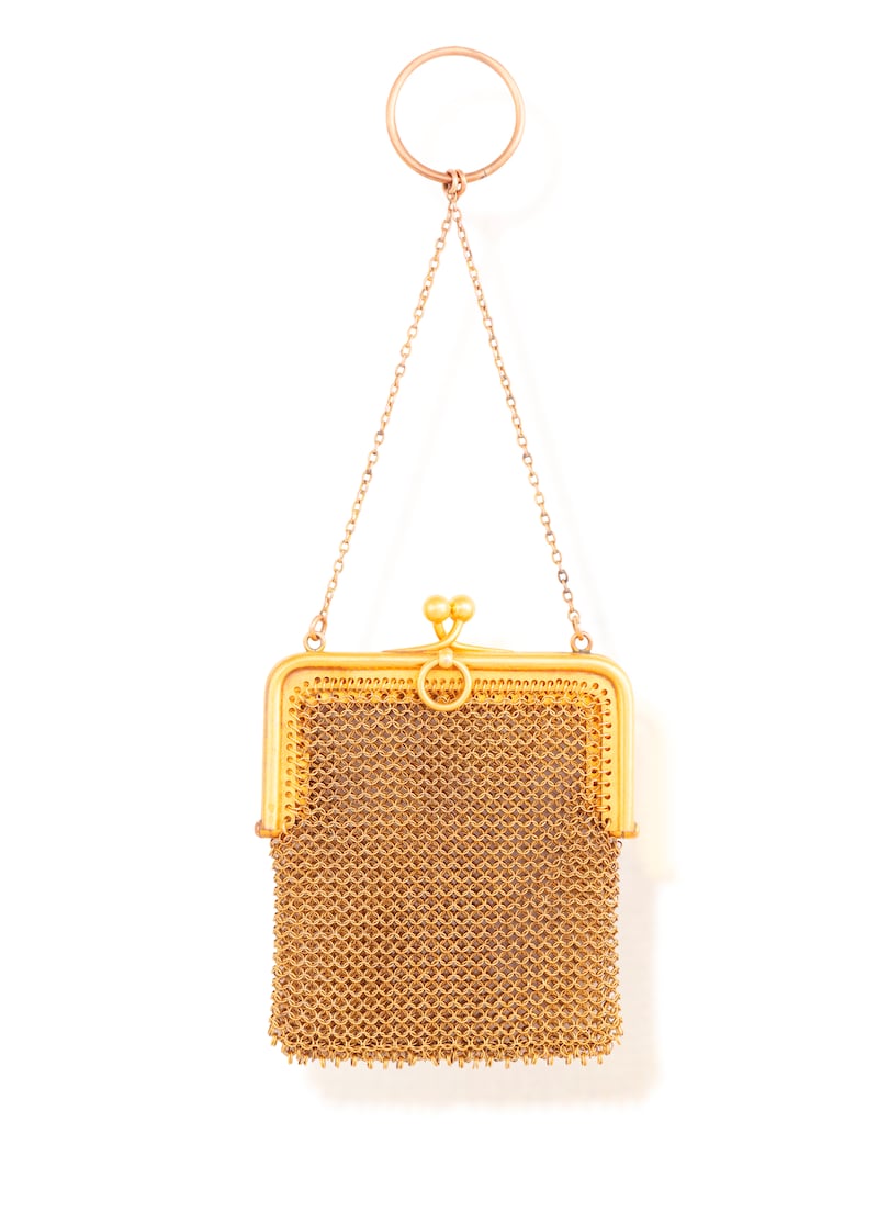 An 18-carat gold small mesh bag (€2,000-€3,000) at Adam's
