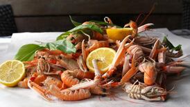 Prawns with wild garlic butter: simple and delicious