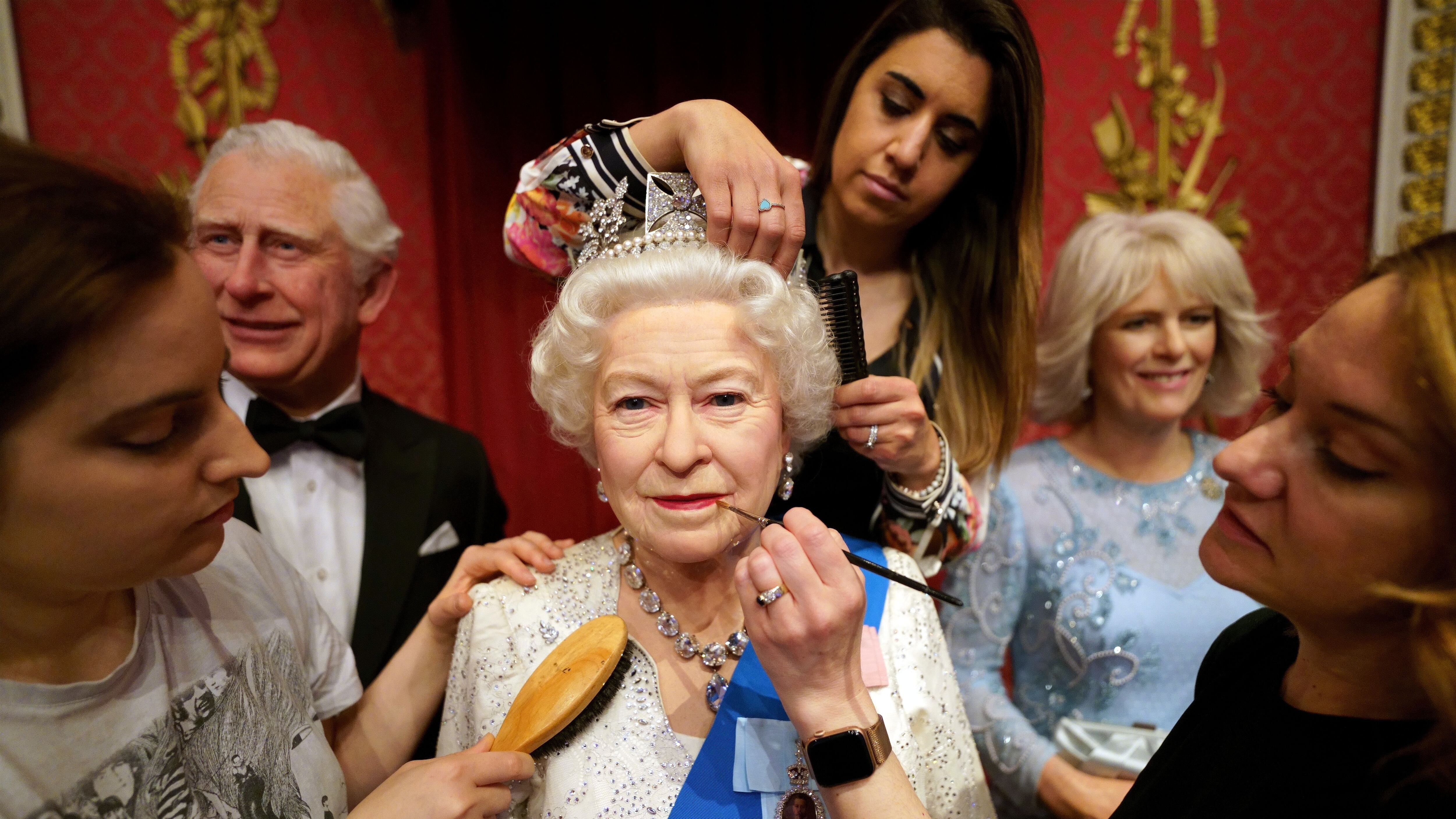 Queen Elizabeth should use platinum jubilee as opportunity to announce retirement
