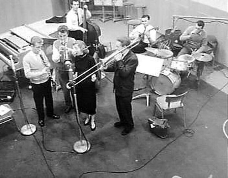 Pat Halcox (trumpet); Chris Barber (trombone); Monty Sunshine (clarinet); Eddie Smith (banjo); Dick Smith (bass); Ron Bowden (drums); Ottilie Patterson (vocals) in studio on February 14th, 1957. Photograph: Nationaal Archief the Netherlands/ Public Domain