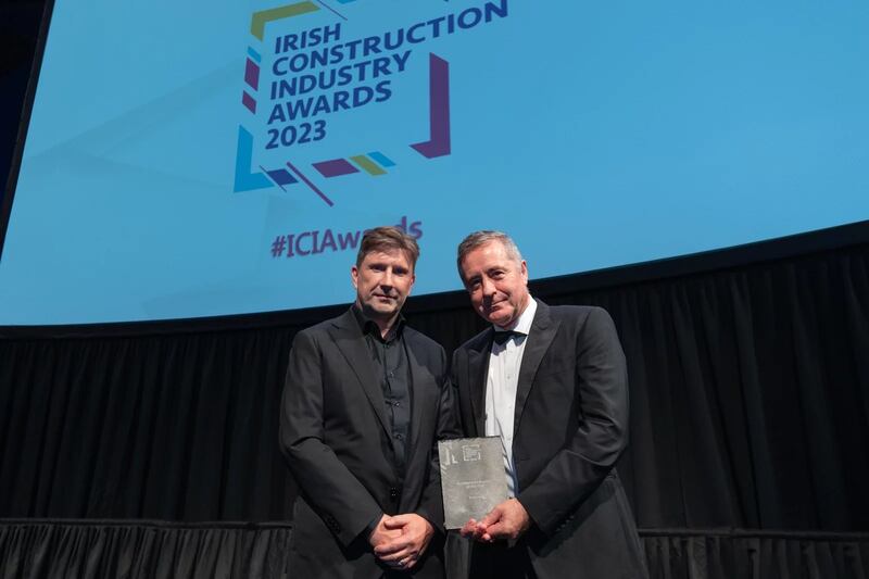 Ken Green, business development director at Alucraft, presents the architecture practice of the year award to Rob Keane, Redyy A+U