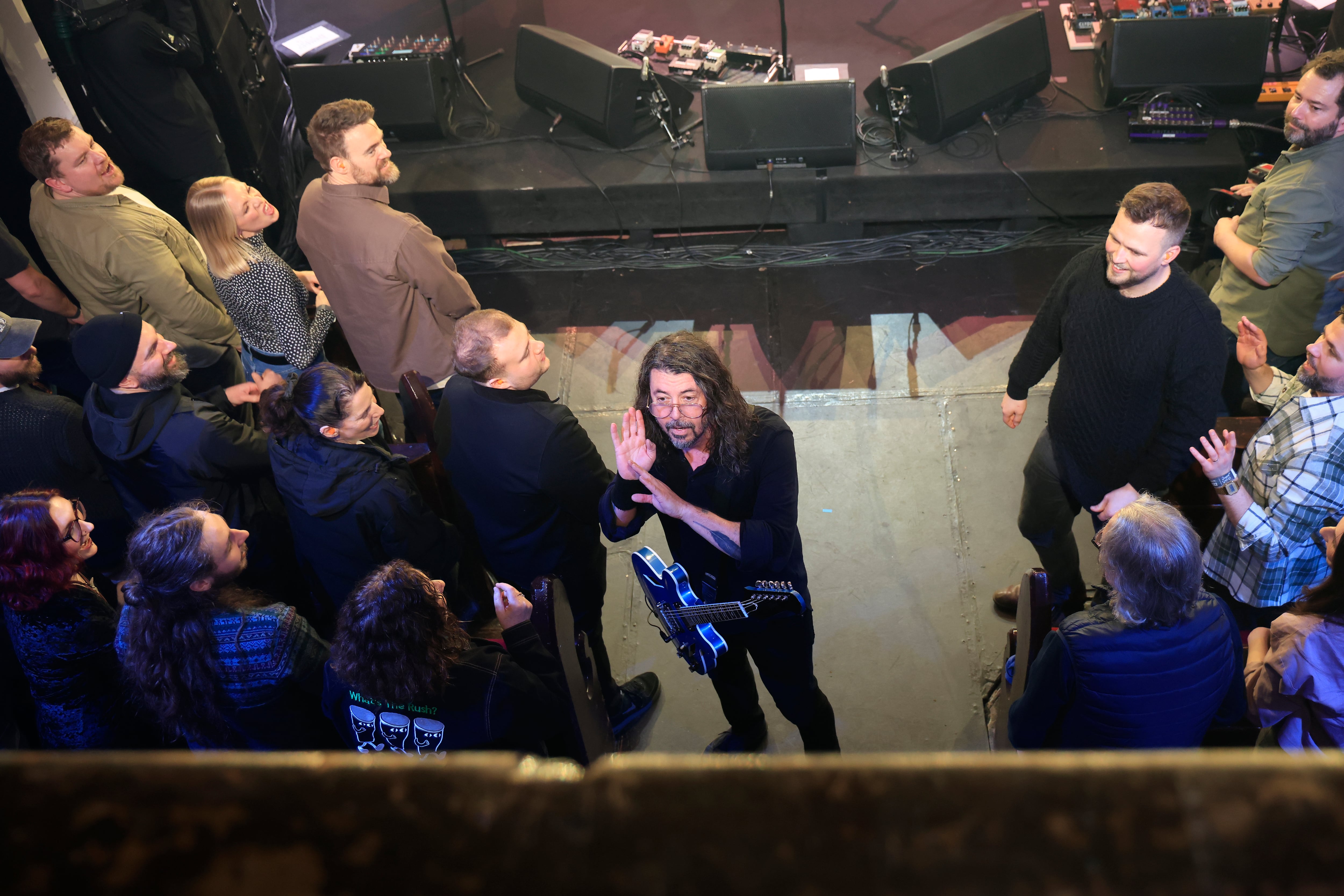 Grohl parmi la foule. Photographe Nick Bradshaw