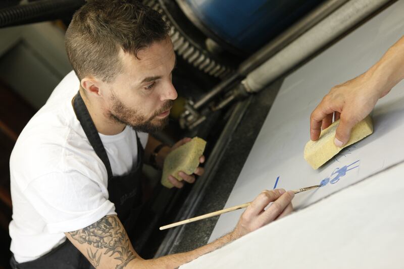The Fate of Fausto: Oliver Jeffers works on one of the lithography plates