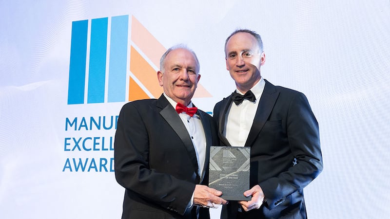 Dr Matt Cotterell, awards judging coordinator and committee member at Irish Manufacturing Council, presents the manufacturing team of the year award to Jonathan Carr, Boston Scientific Galway