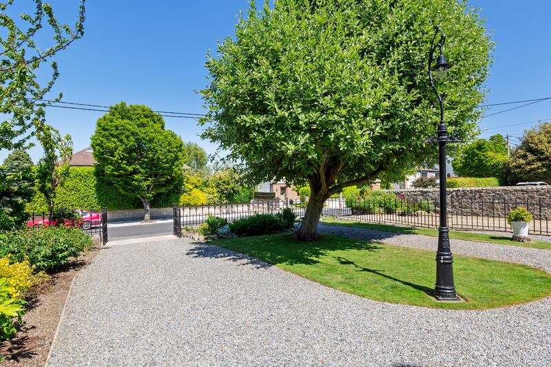 Front garden and driveway