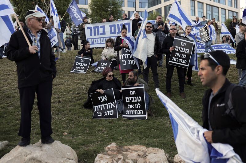 Supporters of prime minister Mr Netanyahu staging a counter-demonstration in Jerusalem. Photograph: Avishag Shaar-Yashuv/The New York Times
                      