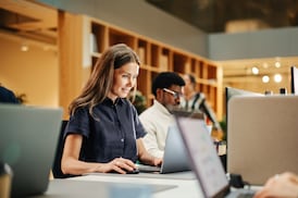 Businesses operating in economy rises above 400,000 for first time