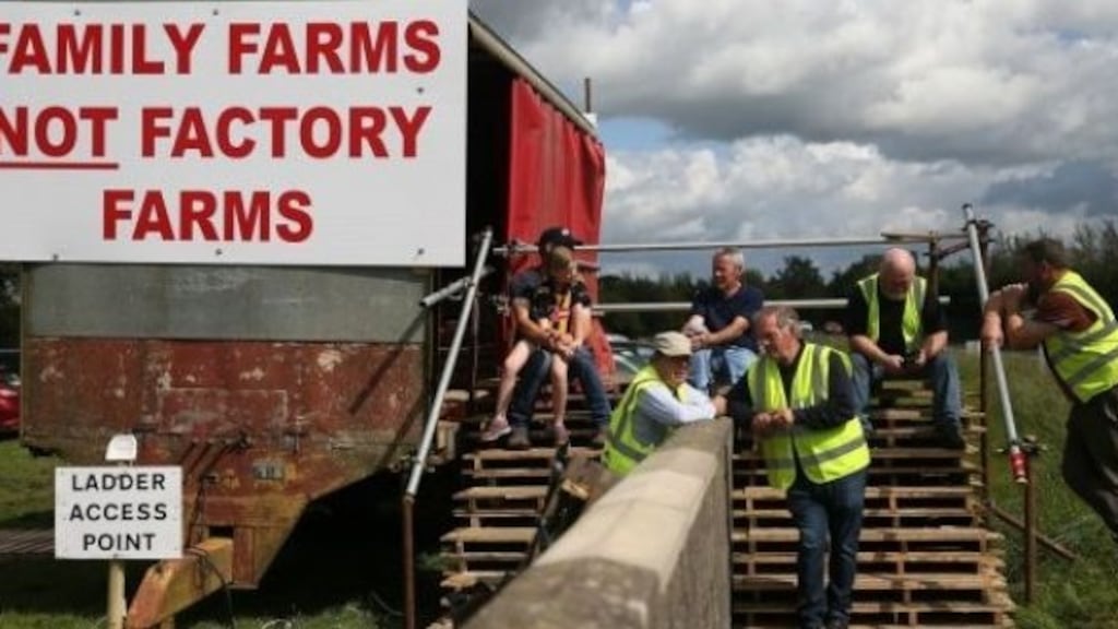 Farmers protesting outside the Dawn Meats plant at Grannagh on the Waterford/ Kilkenny border. File Photograph: PA