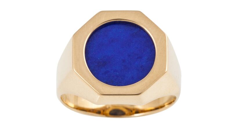 Unusual octagonal lapis lazuli men’s ring set in 18ct gold (lot 195, €450–€550)