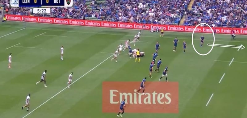 Tommy O'Brien (circled) contests a Toulon kick by running towards his own line, instead of rushing up from the backfield.