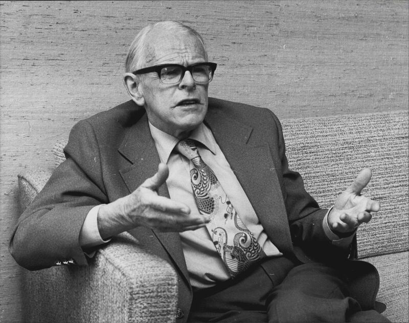 Dr Denis Burkitt being interviewed at the Hilton Hotel, Sydney, in February 1980. Photograph:  Adrian Greer Michael Short/Fairfax Media via Getty Images